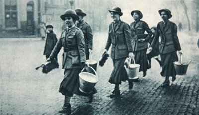 Protección práctica en calles oscurecidas, ilustración de The Illustrated War News, enero de 1917 de English Photographer